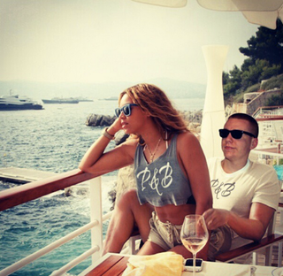 Illustration for article titled Hilarious Guy Photoshops Celebrities into His Instagram Pictures